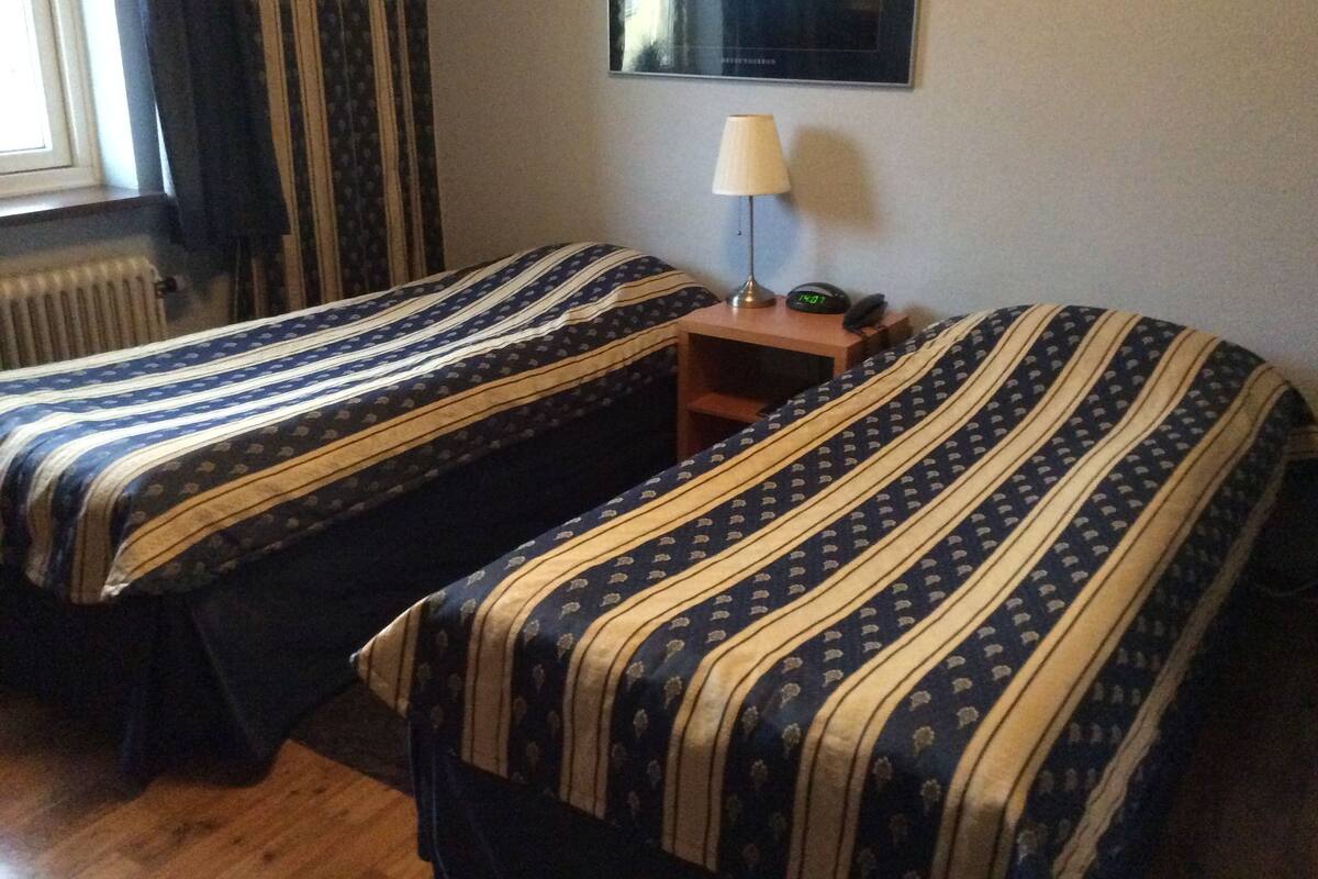 Escritorio, wifi gratis y ropa de cama