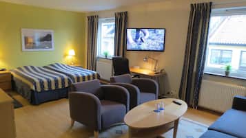 Een bureau, gratis wifi, beddengoed