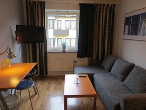 33-inch LCD TV with satellite channels, TV - Hotel Göingehof (Hassleholm)