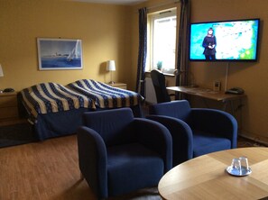 Family Room | Desk, free WiFi, bed sheets