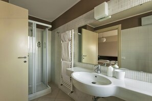 Doppelzimmer | Badezimmer | Dusche, Haartrockner, Bidet, Handtücher