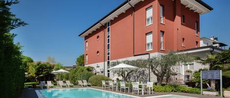 室外游泳池,池畔遮阳伞,日光浴躺椅