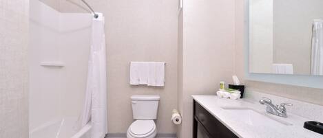 Ein Badezimmer mit Badewanne, Toilette und Waschbecken.