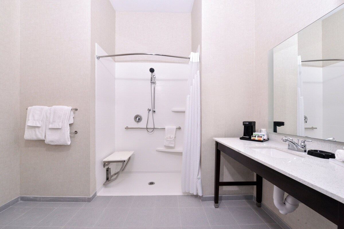 Habitación estándar, 1 cama de matrimonio grande (Mobil Roll Shower) | Escritorio, tabla de planchar con plancha, cunas gratuitas y wifi gratis