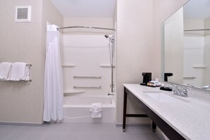 Un baño moderno con bañera, ducha y lavamanos.