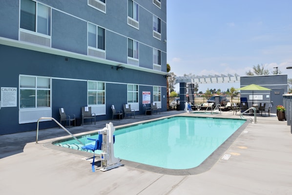 Outdoor pool - Holiday Inn Express & Suites Loma Linda- San Bernardino S by IHG (Loma Linda)