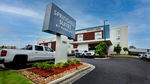 A hotel with a sign reading "Springhill Suites by Marriott" and a parking lot with several vehicles. - SpringHill Suites by Marriott Baton Rouge Gonzales (Gonzales)