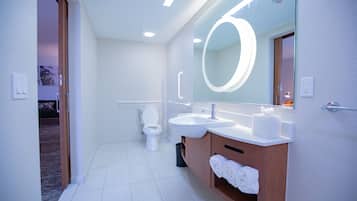 Estúdio, 1 cama King e sofá-cama (Mobility Accessible, Roll-In Shower) | Banheiro | Chuveiro, secador de cabelo (mediante solicitação), toalhas de banho