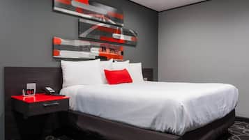 Escritorio, tabla de planchar con plancha, wifi gratis y ropa de cama