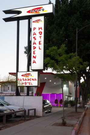A motel sign with the name "Astro Pasadena Hotel" and a neon sign indicating "Motel Pasadena." - Astro Pasadena Hotel (Pasadena)