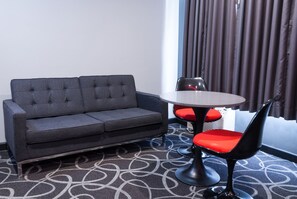 浪漫客房, 1 张特大床, 按摩浴缸 | 办公桌、熨斗/熨衣板、免费 WiFi、床单