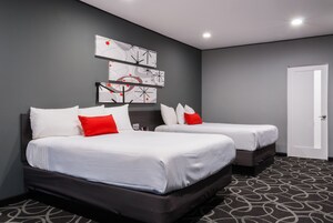 Escritorio, tabla de planchar con plancha, wifi gratis y ropa de cama 