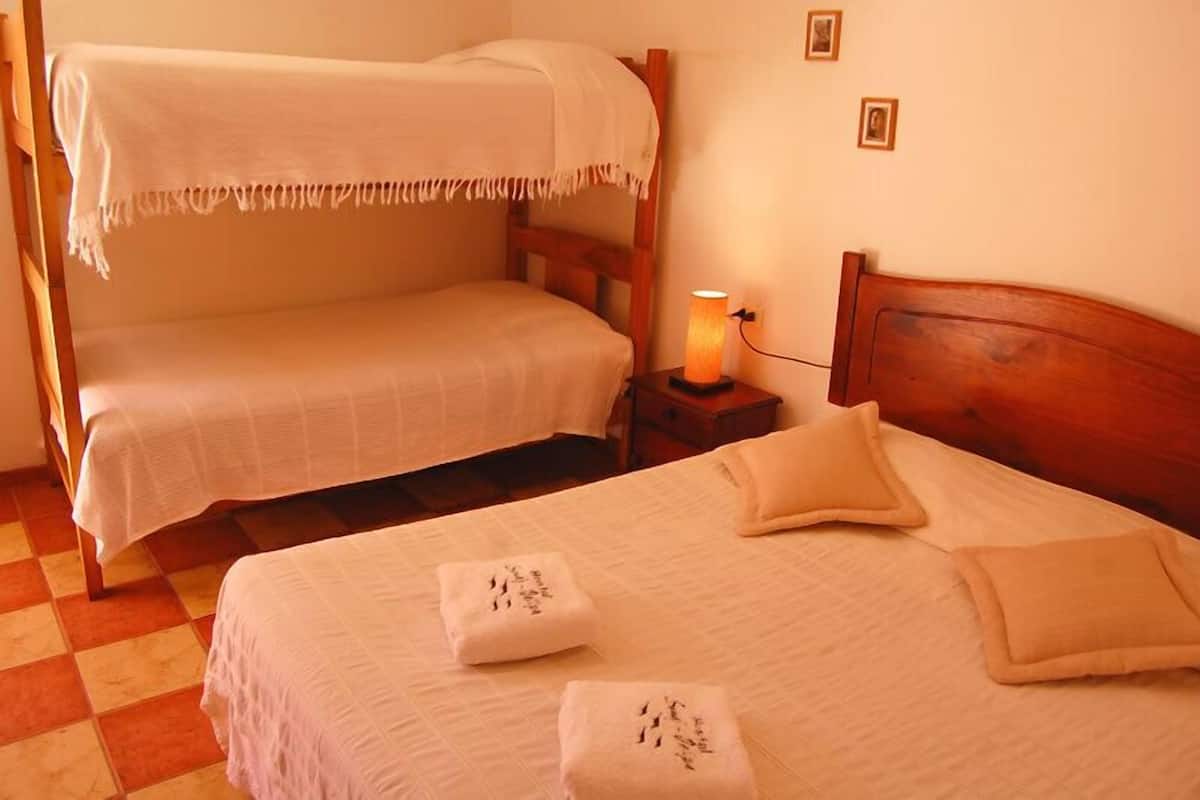 Habitación cuadruple con baño privado | Ropa de cama