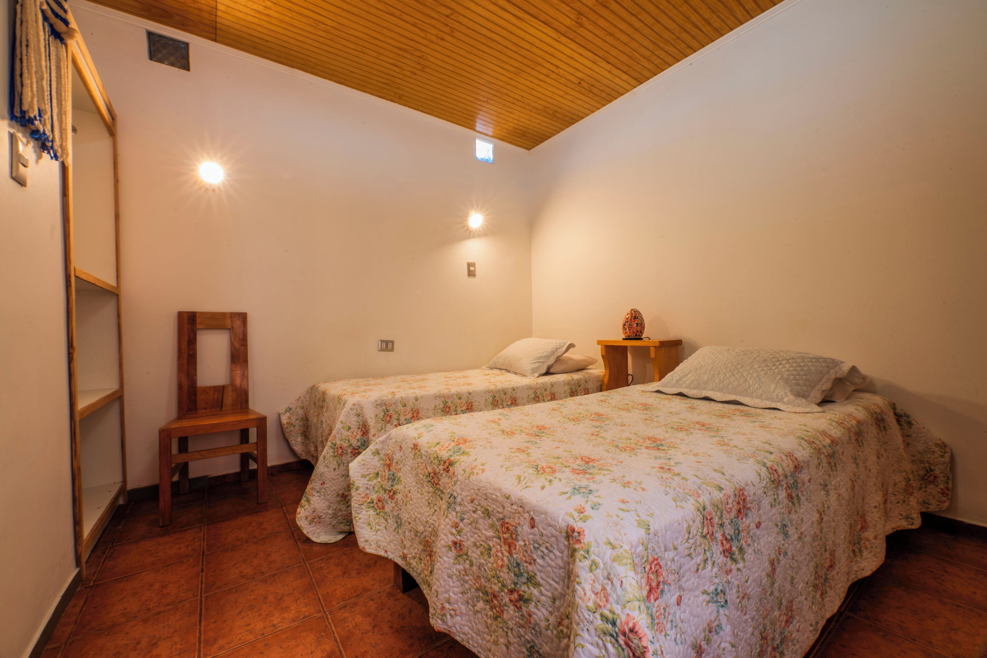 Twin room with 2 single beds private bathroom | Bed sheets