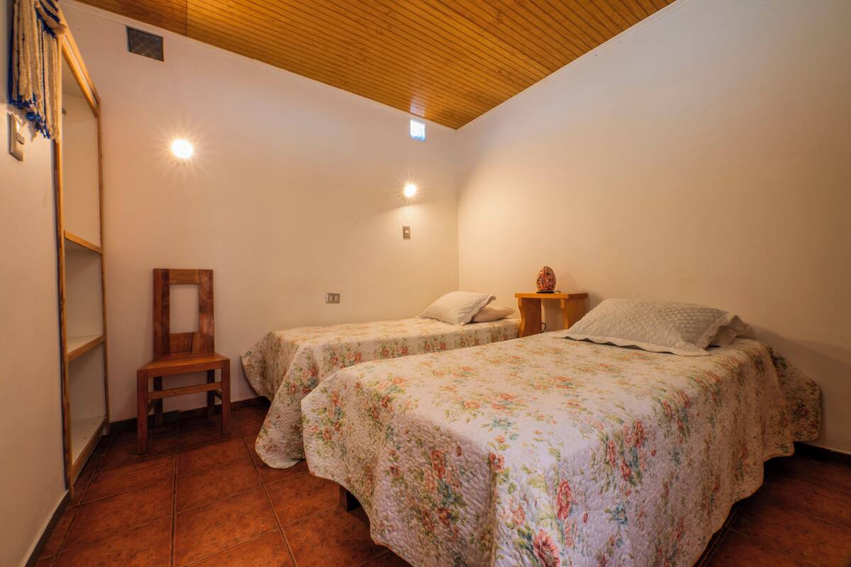 Habitación con 2 camas individuales con baño privado | Ropa de cama