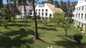 A resort with multiple white buildings, palm trees, and well-maintained lawns. - Hotel D'Anatureza (Maceió)