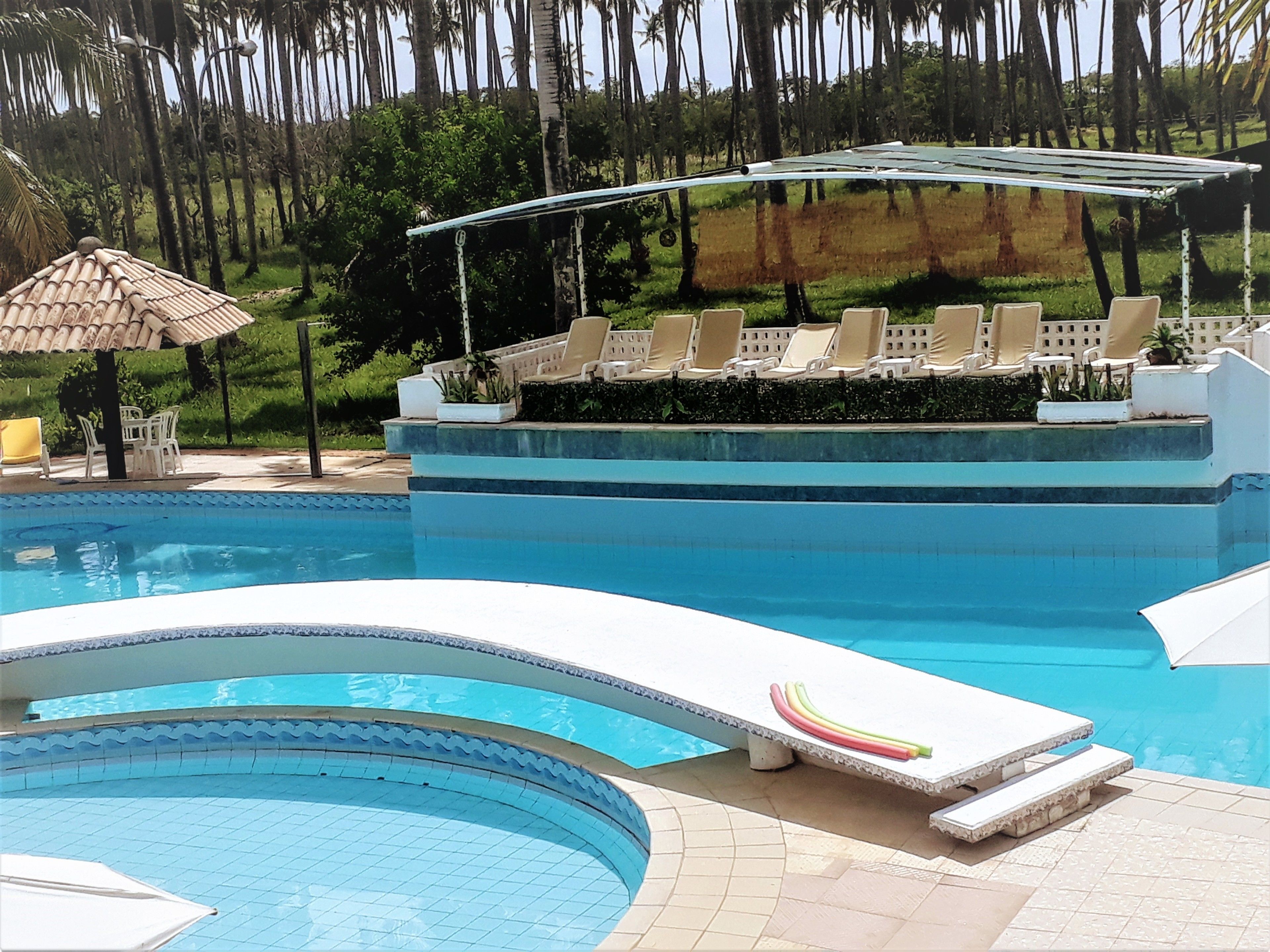 Piscina externa, espreguiçadeiras