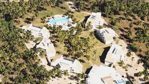 An aerial view of a resort with multiple buildings, a swimming pool, and palm trees. - Hotel D'Anatureza (Maceió)