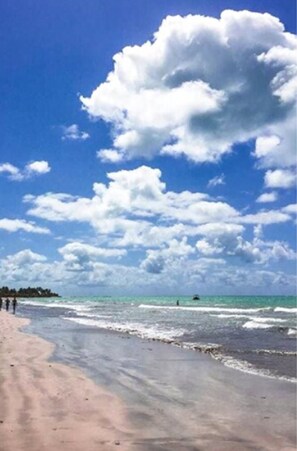 On the beach, sun loungers, beach umbrellas, beach towels - Hotel D'Anatureza (Maceió)