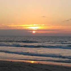 En la playa, camastros, sombrillas y toallas de playa