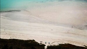A beach with clear turquoise waters and a sandy shore. - Hotel D'Anatureza (Maceió)