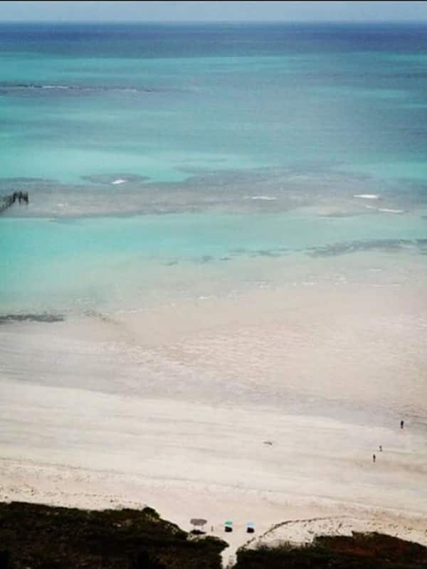 En la playa, camastros, sombrillas y toallas de playa