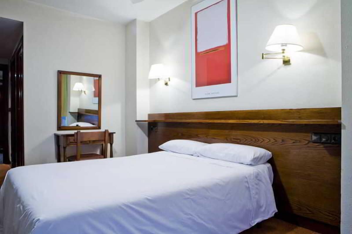 Escriptori, cortines opaques i habitacions insonoritzades 