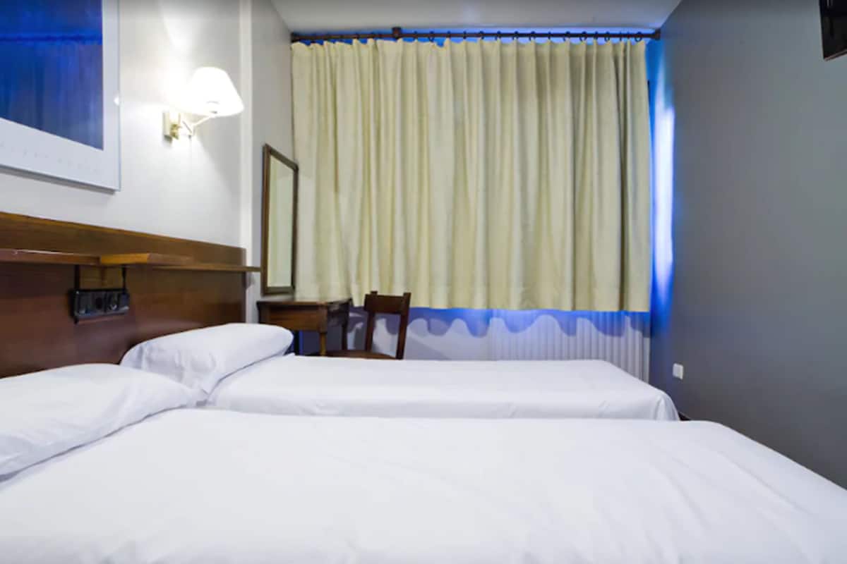 Kamar Double, balkon, pemandangan kota (with extra bed) | Meja kerja, tirai kedap cahaya, dan kedap suara