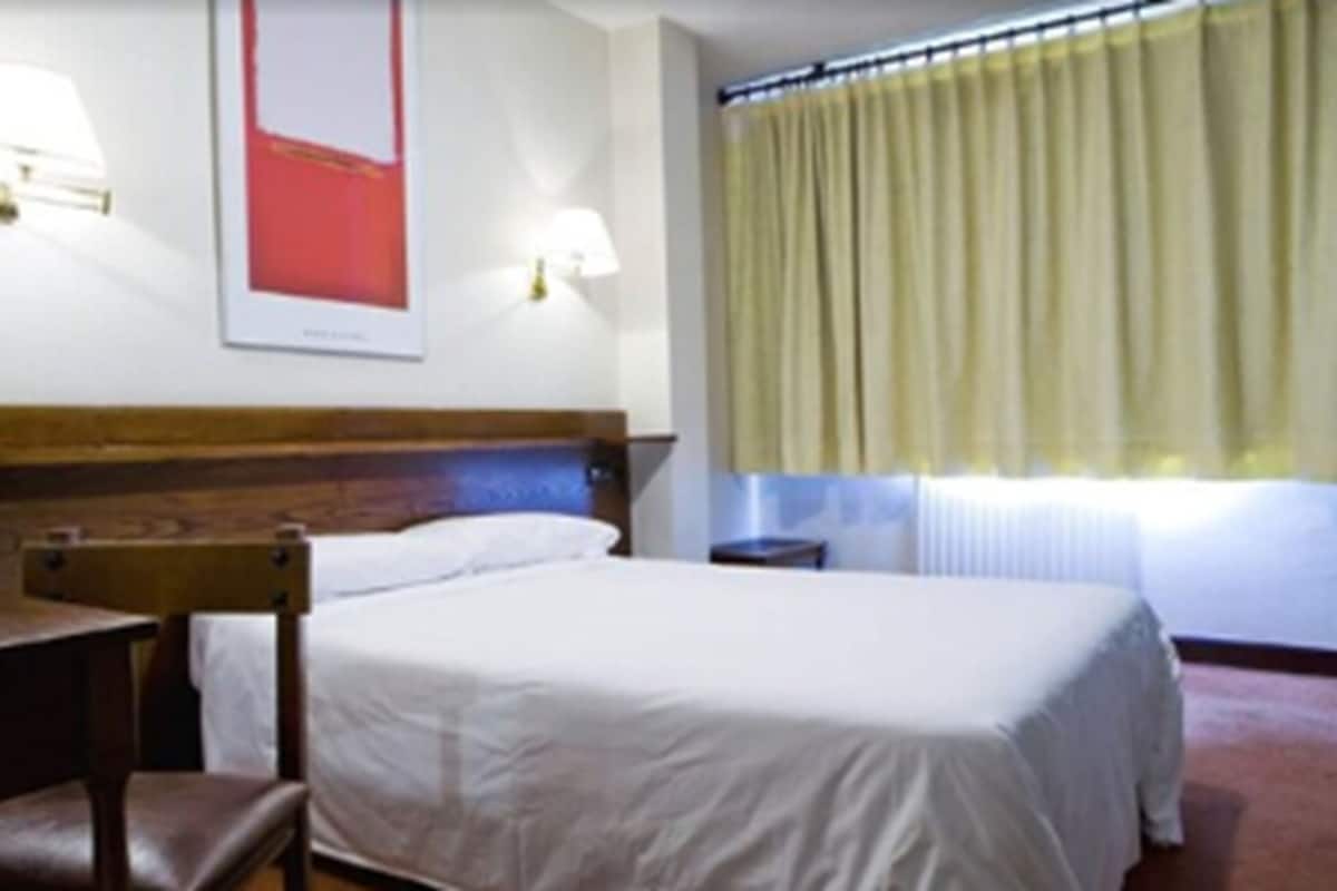 Meja kerja, tirai kedap cahaya, dan kedap suara