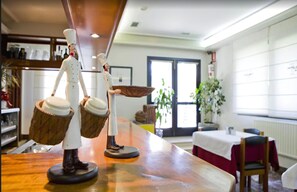 الإفطار بتكلفة قدرها (6 EUR للشخص)