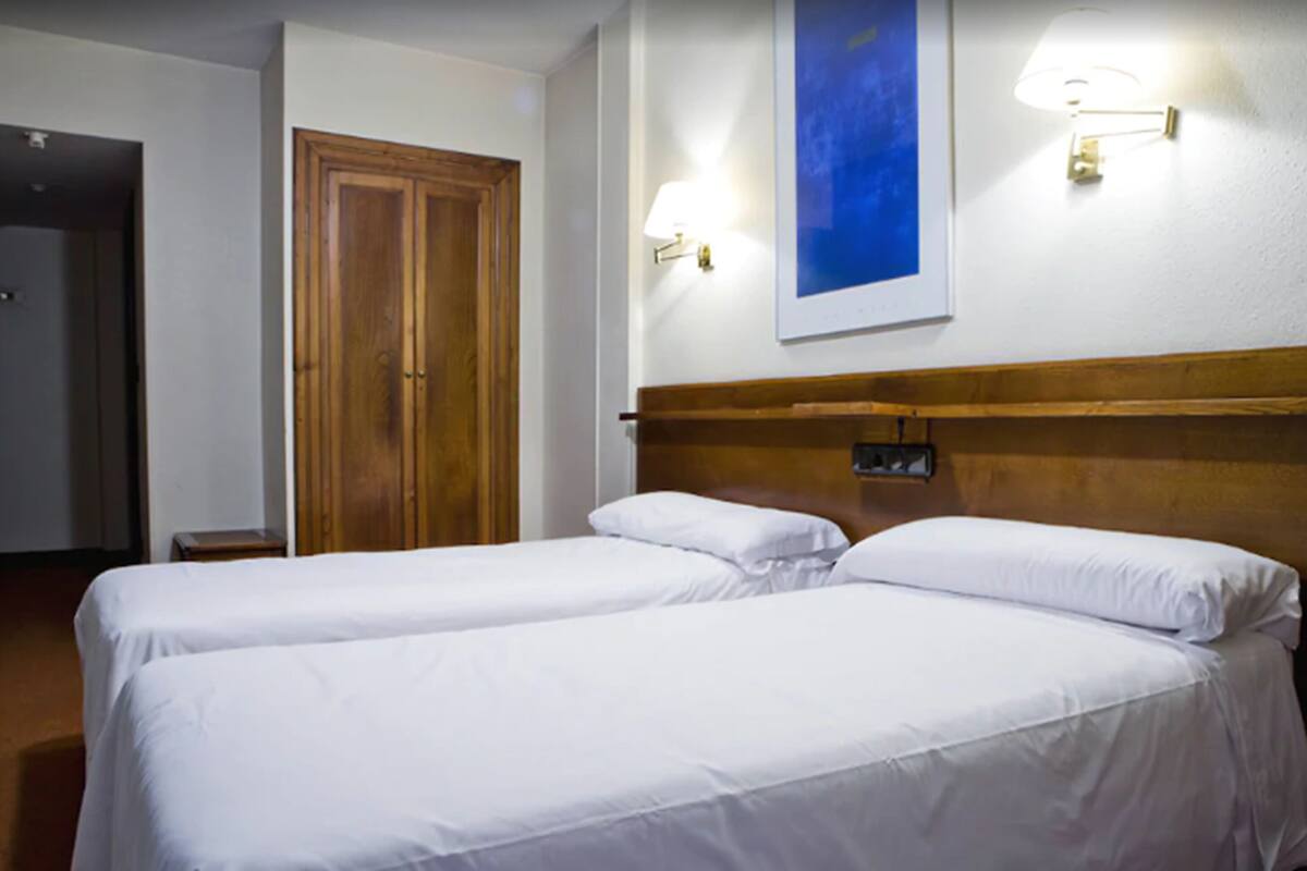 Meja kerja, tirai kedap cahaya, dan kedap suara