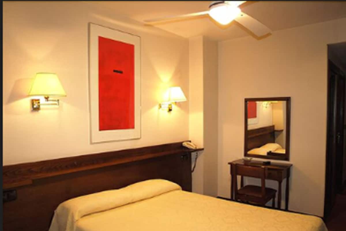 Kamar Single, balkon, pemandangan kota | Meja kerja, tirai kedap cahaya, dan kedap suara