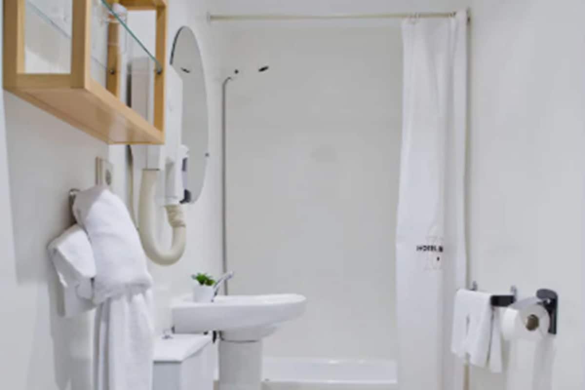 Perlengkapan mandi gratis, pengering rambut, kloset, dan handuk