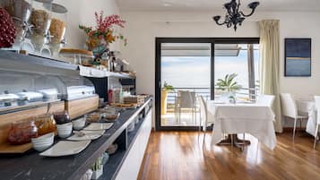 Tägliches kontinentales Frühstück (22 EUR pro Person)