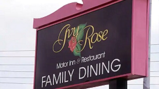 Naamplaatje voor 'My Rose Motor Inn & Restaurant' met vermelding van familierestaurant.