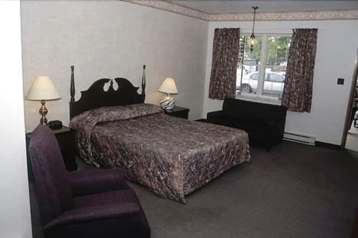 Desk, iron/ironing board (on request), WiFi (free), bed sheets