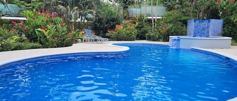 Una piscina al aire libre