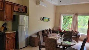 Villa, 1 slaapkamer | Woonruimte | Een 50-inch lcd-televisie met satellietzenders en televisie