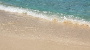 A beach with clear turquoise water and a sandy shore. - Corinto Pearl Eco Resort (El Porvenir)