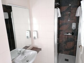 Dusj, toalettartikler (inkludert), hårføner og håndklær