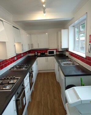 Apartment, 4 Bedrooms | Private kitchen | Full-size fridge, microwave, oven, stovetop - Bristol Serviced Lettings - Filton (Bristol)