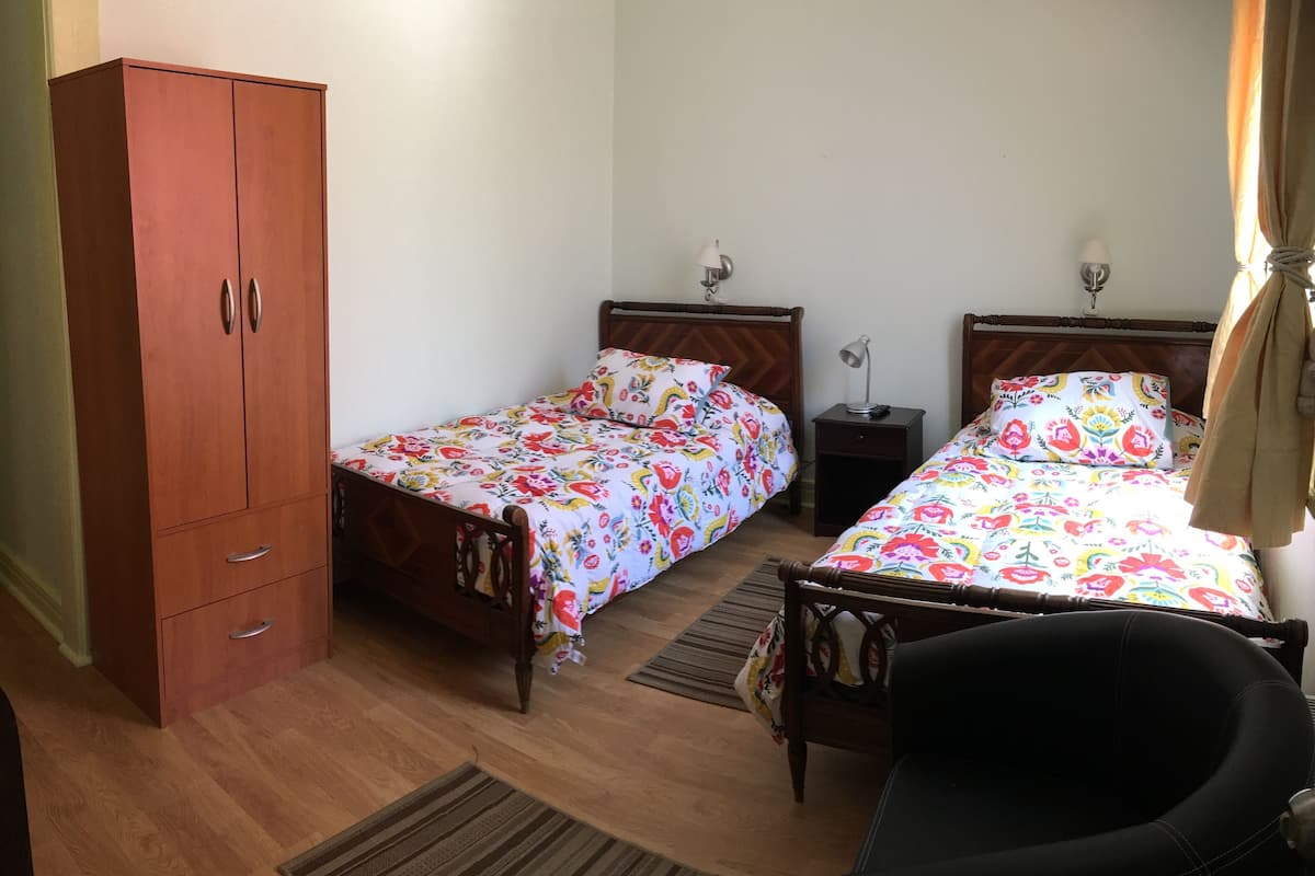 Peralatan tempat tidur premium, peti besi dalam bilik