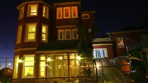 Front of property – evening/night - Eco Hostal Offenbacher-Hof (Vina del Mar)