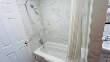 Chambre, 2 grands lits | Salle de bain | Articles de toilette gratuits, sèche-cheveux, serviettes fournies
