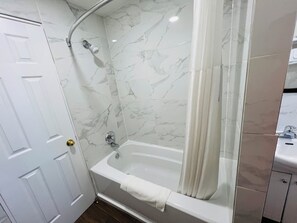 Chambre, 2 grands lits | Salle de bain