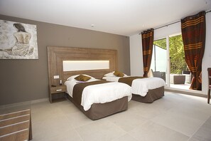 Superior-rum | Sängtillbehör av högsta kvalitet och värdeförvaringsskåp på rummet