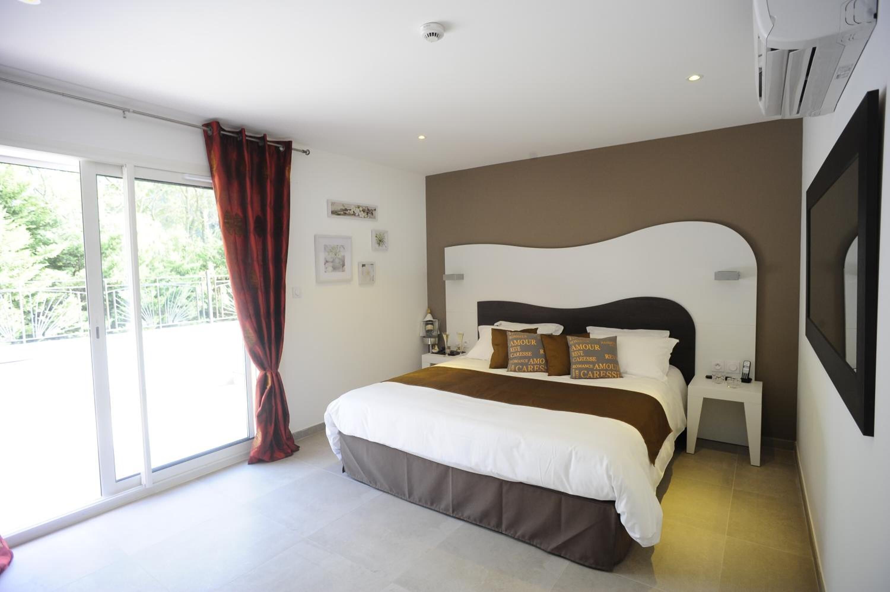 Premium bedding, in-room safe, desk, soundproofing