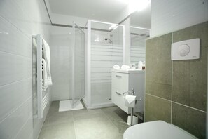 Shower, hair dryer, towels - The Originals City, Hôtel Les Bastides du Gapeau, Hyères Nord (Sollies-Toucas)