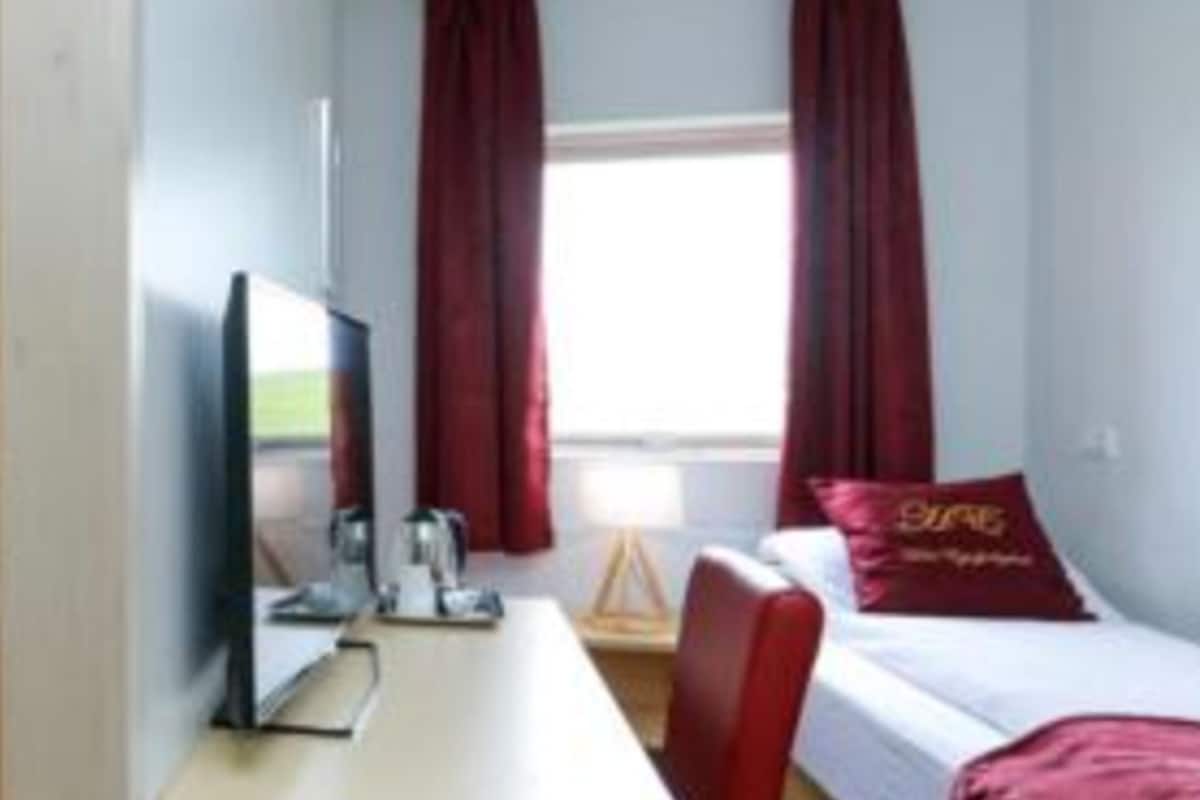 standard single room | blackout curtains, free cots/infant beds, free wifi, bed sheets