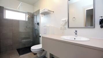 Ducha, secador de pelo, batas, toallas